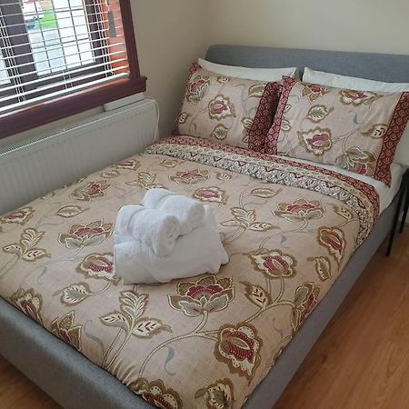 London Luxury 6 Bedroom Family House Sleeps 12 People Parking For 4 Cars Close To Tube. 치그웰 외부 사진