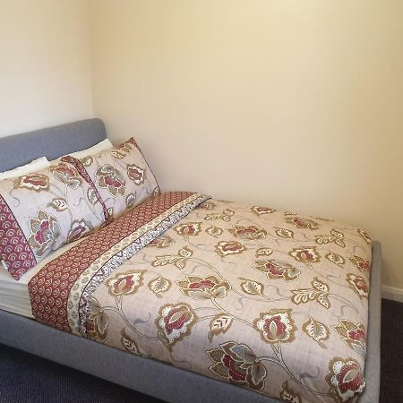 London Luxury 6 Bedroom Family House Sleeps 12 People Parking For 4 Cars Close To Tube. 치그웰 외부 사진