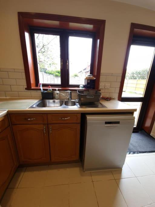 London Luxury 6 Bedroom Family House Sleeps 12 People Parking For 4 Cars Close To Tube. 치그웰 외부 사진