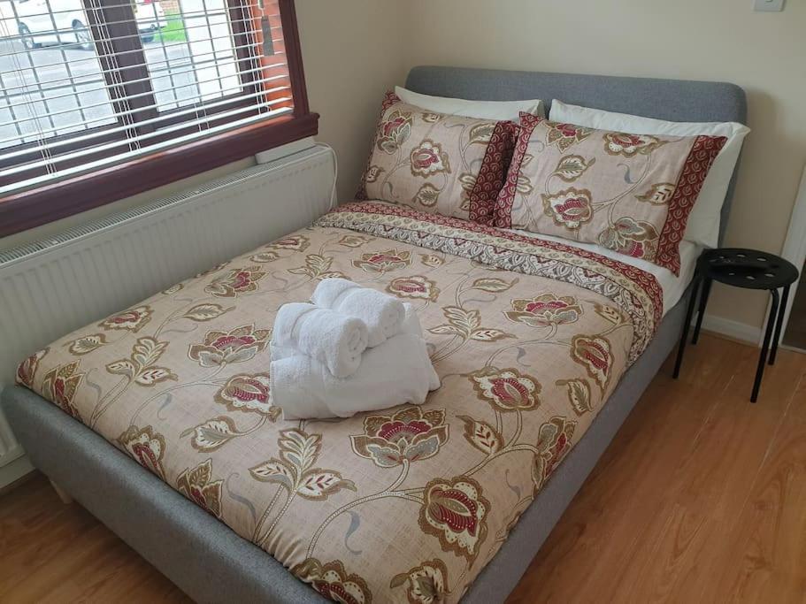 London Luxury 6 Bedroom Family House Sleeps 12 People Parking For 4 Cars Close To Tube. 치그웰 외부 사진