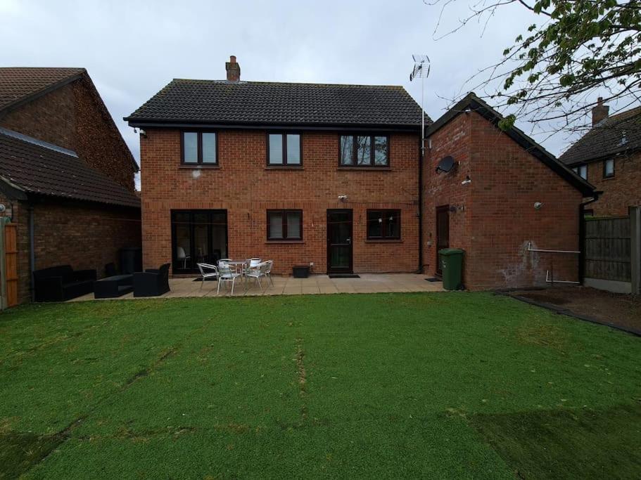 London Luxury 6 Bedroom Family House Sleeps 12 People Parking For 4 Cars Close To Tube. 치그웰 외부 사진