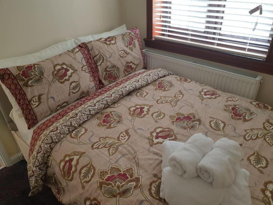 London Luxury 6 Bedroom Family House Sleeps 12 People Parking For 4 Cars Close To Tube. 치그웰 외부 사진