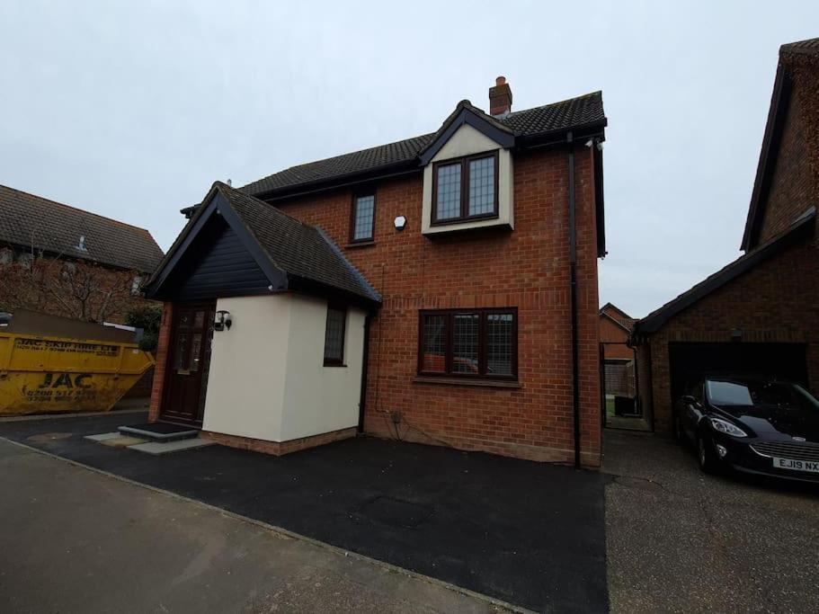 London Luxury 6 Bedroom Family House Sleeps 12 People Parking For 4 Cars Close To Tube. 치그웰 외부 사진