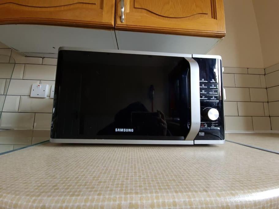 London Luxury 6 Bedroom Family House Sleeps 12 People Parking For 4 Cars Close To Tube. 치그웰 외부 사진