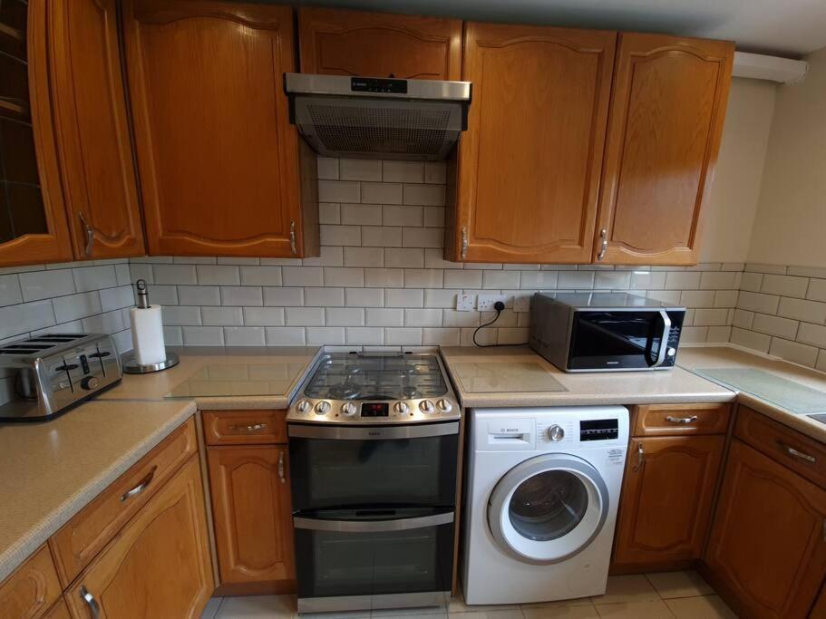 London Luxury 6 Bedroom Family House Sleeps 12 People Parking For 4 Cars Close To Tube. 치그웰 외부 사진