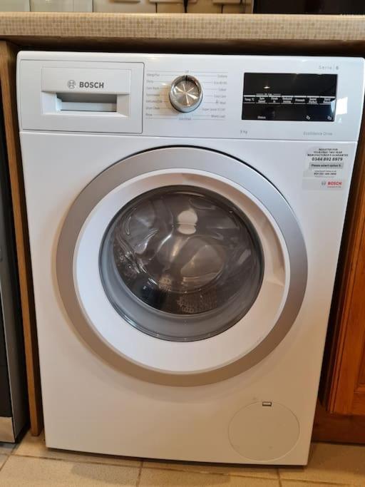 London Luxury 6 Bedroom Family House Sleeps 12 People Parking For 4 Cars Close To Tube. 치그웰 외부 사진