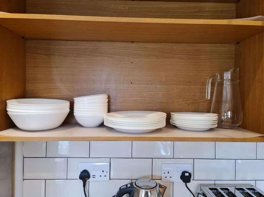 London Luxury 6 Bedroom Family House Sleeps 12 People Parking For 4 Cars Close To Tube. 치그웰 외부 사진