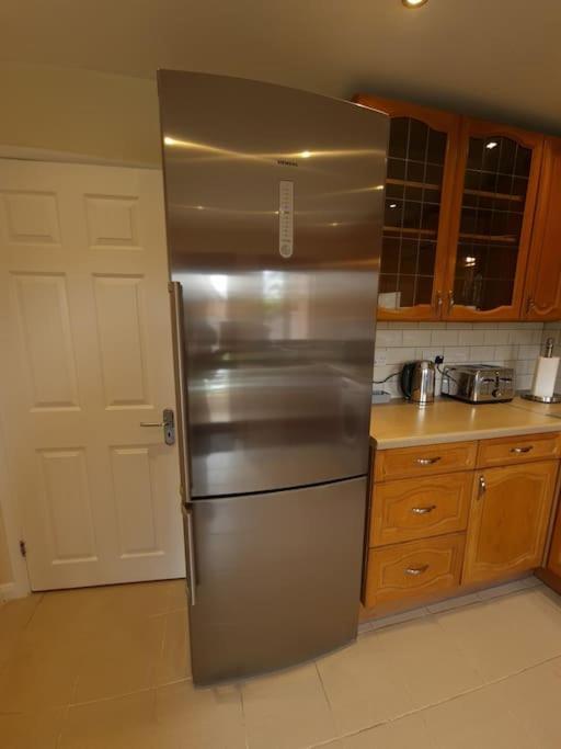 London Luxury 6 Bedroom Family House Sleeps 12 People Parking For 4 Cars Close To Tube. 치그웰 외부 사진