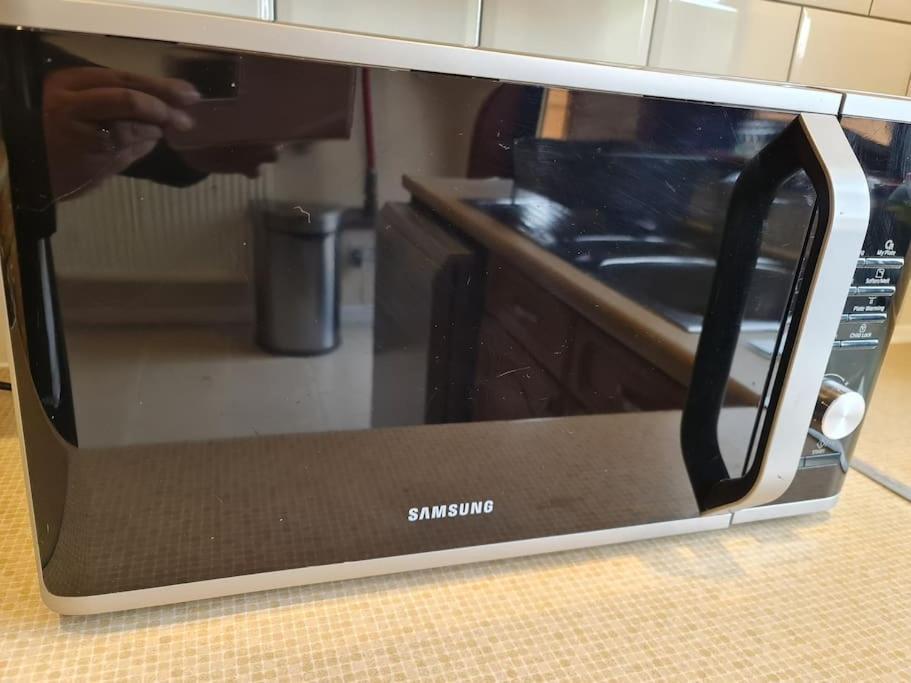 London Luxury 6 Bedroom Family House Sleeps 12 People Parking For 4 Cars Close To Tube. 치그웰 외부 사진