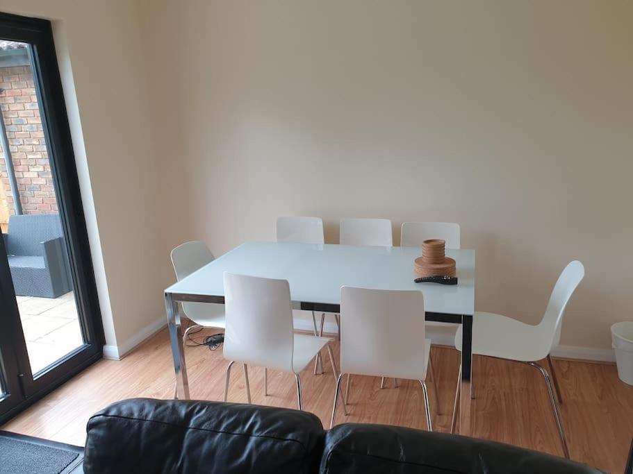 London Luxury 6 Bedroom Family House Sleeps 12 People Parking For 4 Cars Close To Tube. 치그웰 외부 사진