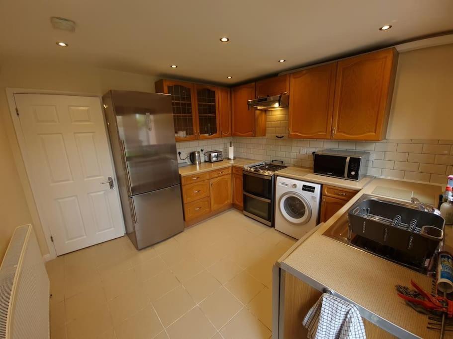 London Luxury 6 Bedroom Family House Sleeps 12 People Parking For 4 Cars Close To Tube. 치그웰 외부 사진
