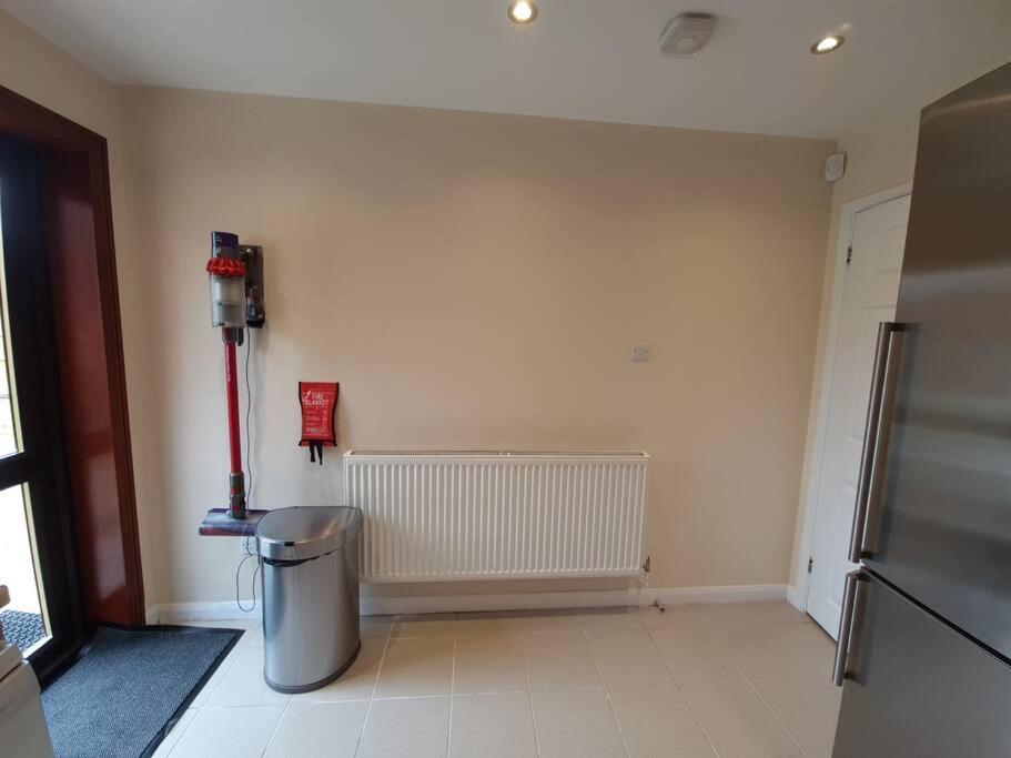 London Luxury 6 Bedroom Family House Sleeps 12 People Parking For 4 Cars Close To Tube. 치그웰 외부 사진