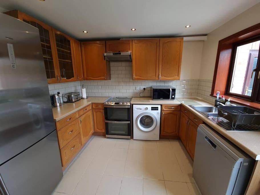 London Luxury 6 Bedroom Family House Sleeps 12 People Parking For 4 Cars Close To Tube. 치그웰 외부 사진