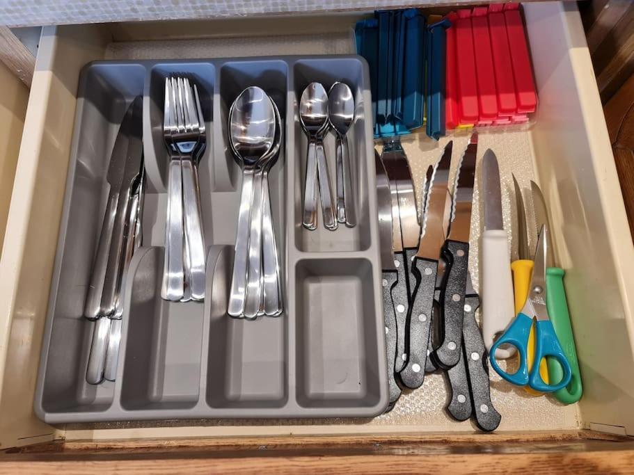 London Luxury 6 Bedroom Family House Sleeps 12 People Parking For 4 Cars Close To Tube. 치그웰 외부 사진