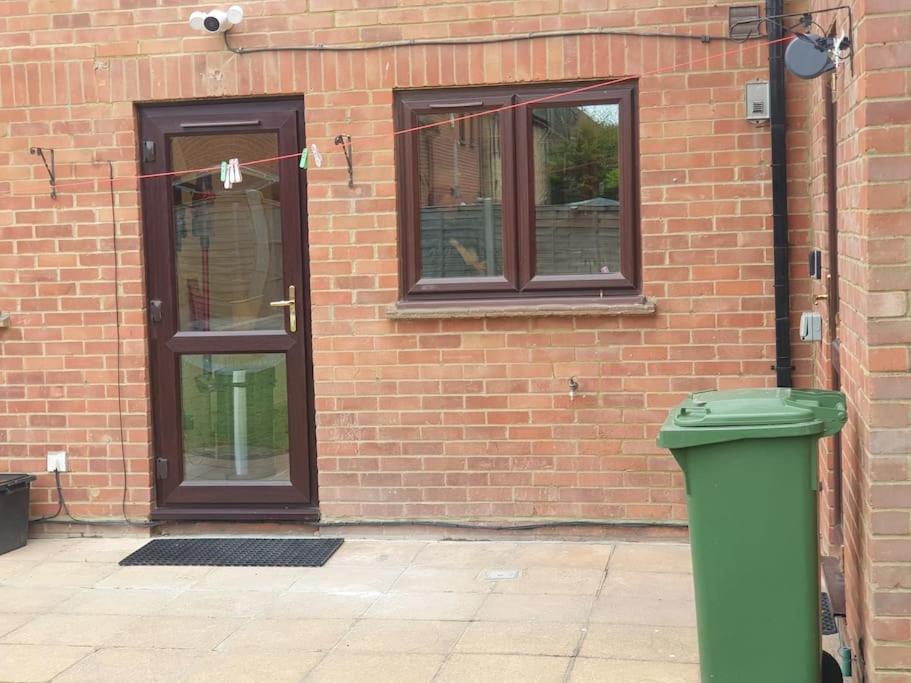 London Luxury 6 Bedroom Family House Sleeps 12 People Parking For 4 Cars Close To Tube. 치그웰 외부 사진