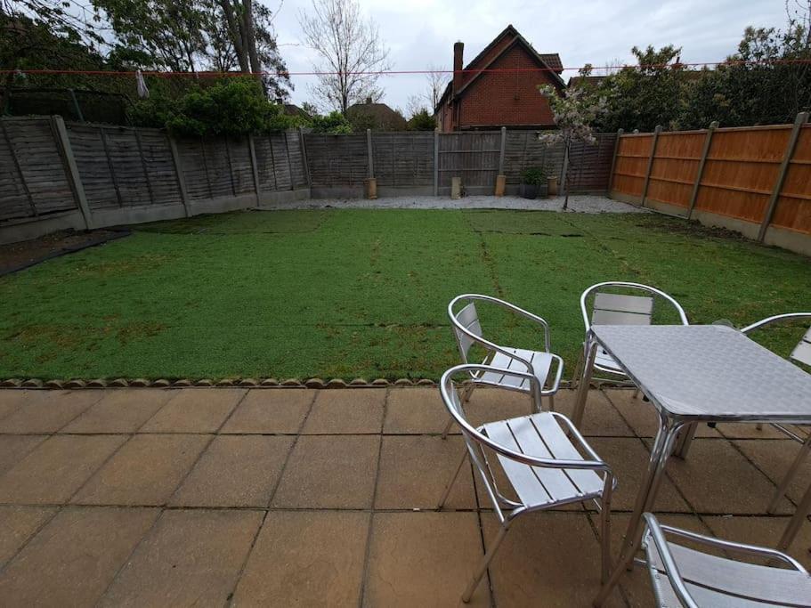 London Luxury 6 Bedroom Family House Sleeps 12 People Parking For 4 Cars Close To Tube. 치그웰 외부 사진