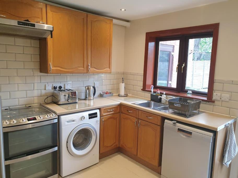 London Luxury 6 Bedroom Family House Sleeps 12 People Parking For 4 Cars Close To Tube. 치그웰 외부 사진