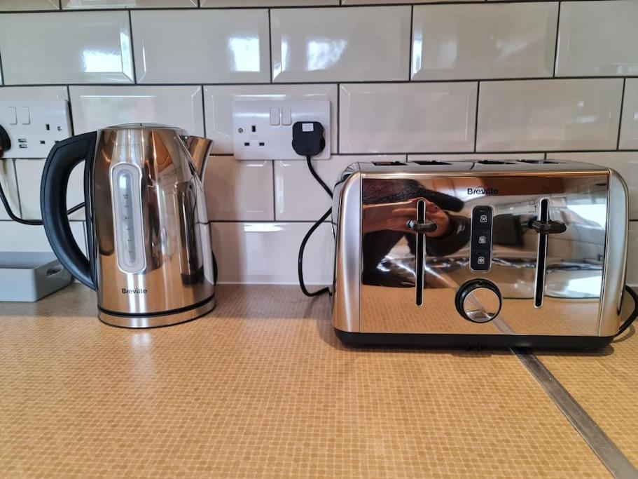 London Luxury 6 Bedroom Family House Sleeps 12 People Parking For 4 Cars Close To Tube. 치그웰 외부 사진