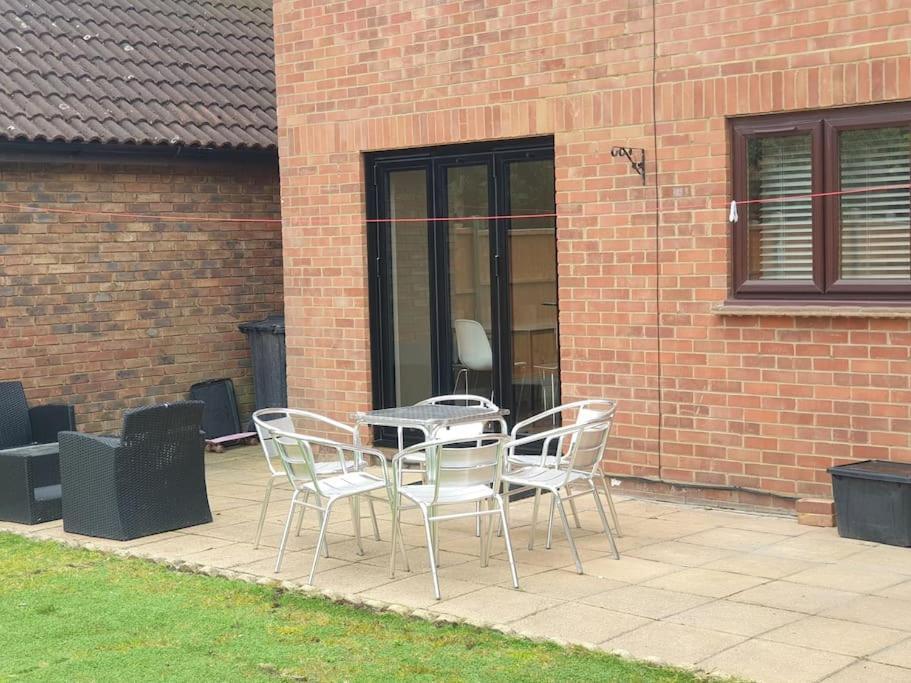 London Luxury 6 Bedroom Family House Sleeps 12 People Parking For 4 Cars Close To Tube. 치그웰 외부 사진