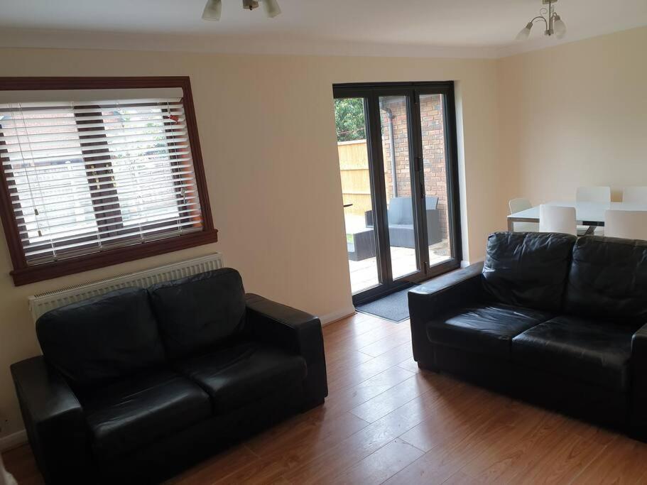London Luxury 6 Bedroom Family House Sleeps 12 People Parking For 4 Cars Close To Tube. 치그웰 외부 사진