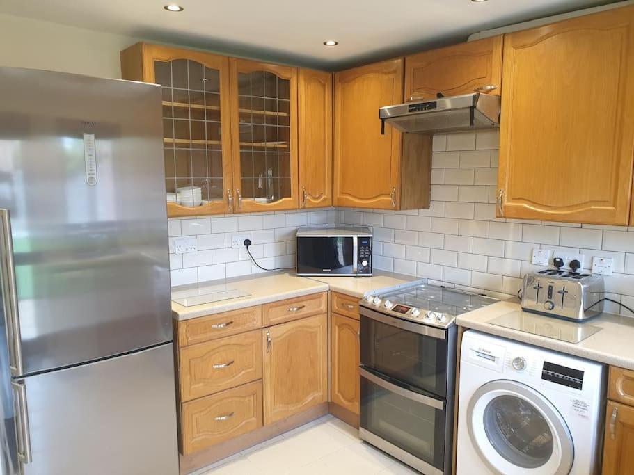London Luxury 6 Bedroom Family House Sleeps 12 People Parking For 4 Cars Close To Tube. 치그웰 외부 사진