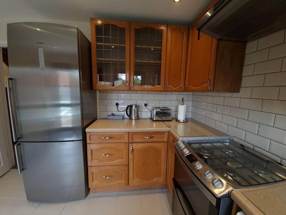 London Luxury 6 Bedroom Family House Sleeps 12 People Parking For 4 Cars Close To Tube. 치그웰 외부 사진