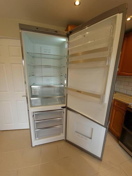 London Luxury 6 Bedroom Family House Sleeps 12 People Parking For 4 Cars Close To Tube. 치그웰 외부 사진