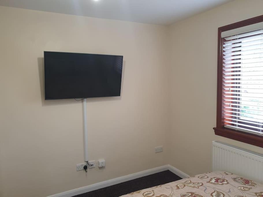 London Luxury 6 Bedroom Family House Sleeps 12 People Parking For 4 Cars Close To Tube. 치그웰 외부 사진