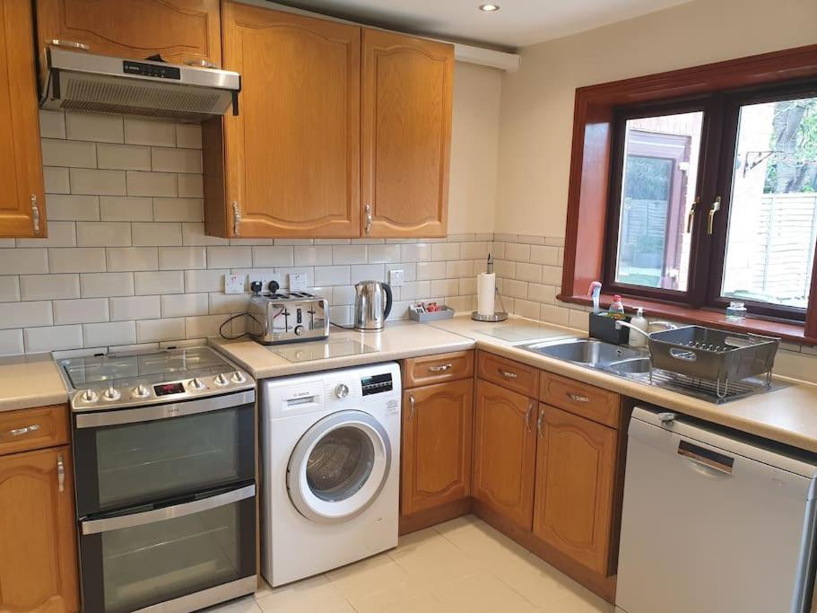 London Luxury 6 Bedroom Family House Sleeps 12 People Parking For 4 Cars Close To Tube. 치그웰 외부 사진