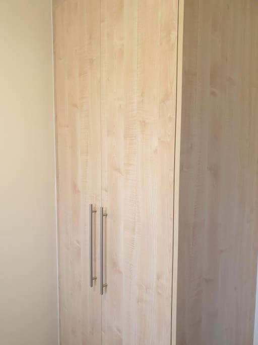 London Luxury 6 Bedroom Family House Sleeps 12 People Parking For 4 Cars Close To Tube. 치그웰 외부 사진