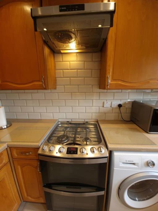 London Luxury 6 Bedroom Family House Sleeps 12 People Parking For 4 Cars Close To Tube. 치그웰 외부 사진