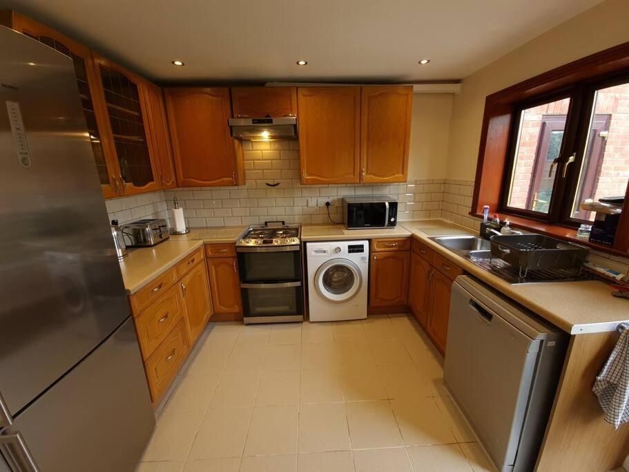 London Luxury 6 Bedroom Family House Sleeps 12 People Parking For 4 Cars Close To Tube. 치그웰 외부 사진