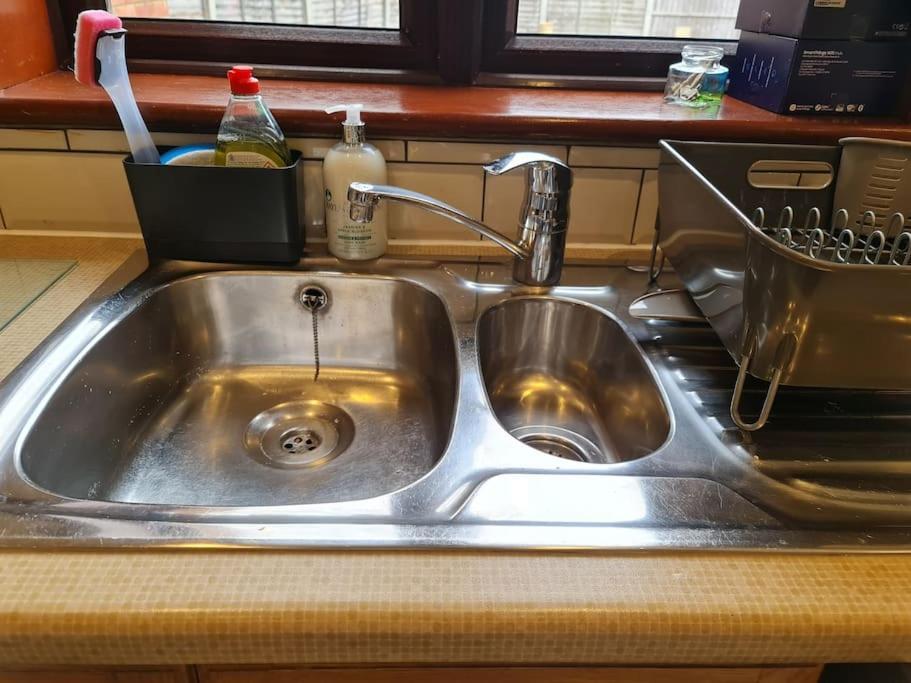 London Luxury 6 Bedroom Family House Sleeps 12 People Parking For 4 Cars Close To Tube. 치그웰 외부 사진