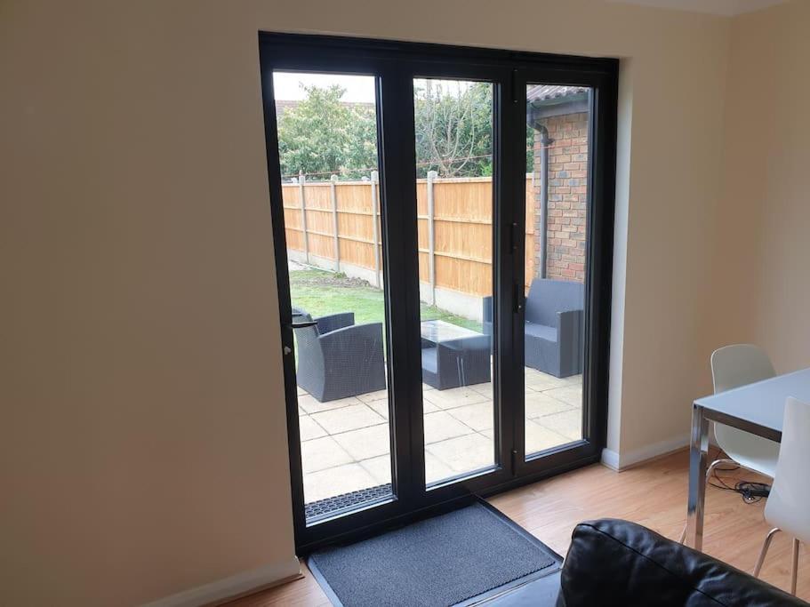 London Luxury 6 Bedroom Family House Sleeps 12 People Parking For 4 Cars Close To Tube. 치그웰 외부 사진