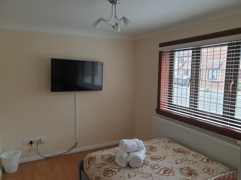 London Luxury 6 Bedroom Family House Sleeps 12 People Parking For 4 Cars Close To Tube. 치그웰 외부 사진
