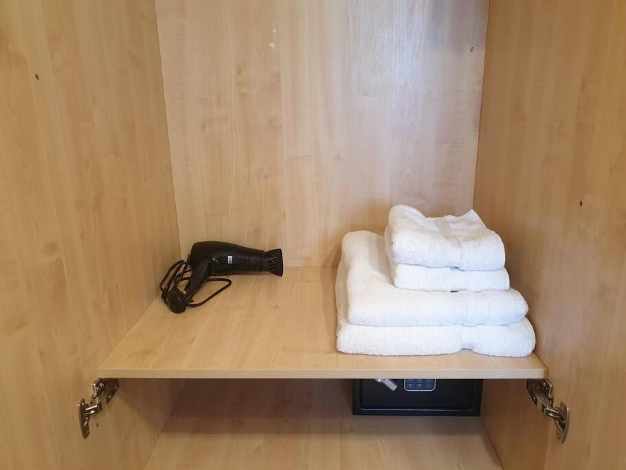 London Luxury 6 Bedroom Family House Sleeps 12 People Parking For 4 Cars Close To Tube. 치그웰 외부 사진