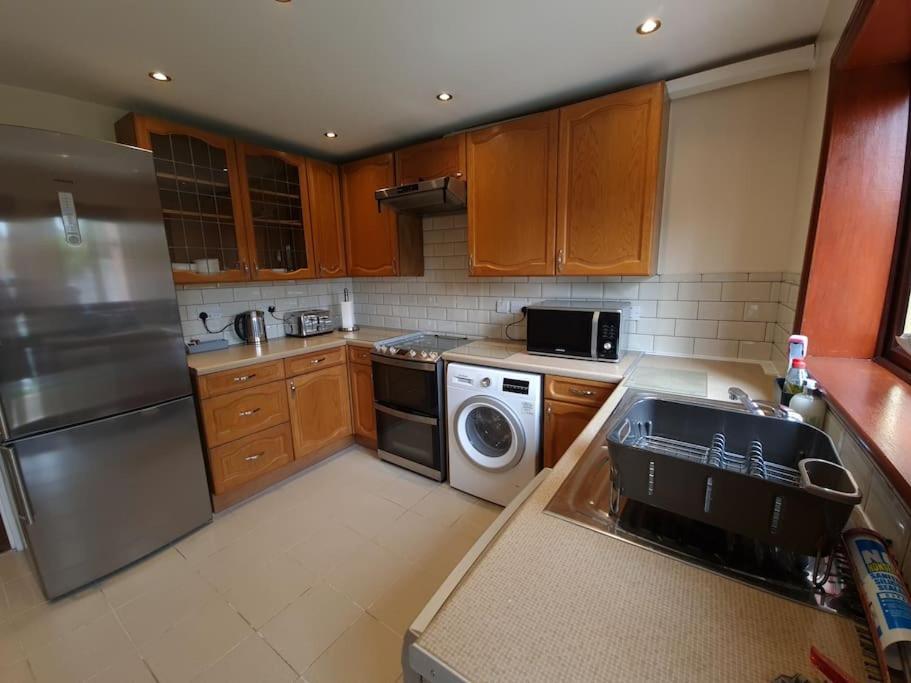 London Luxury 6 Bedroom Family House Sleeps 12 People Parking For 4 Cars Close To Tube. 치그웰 외부 사진