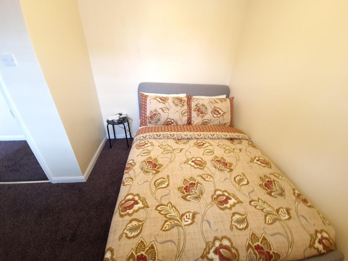 London Luxury 6 Bedroom Family House Sleeps 12 People Parking For 4 Cars Close To Tube. 치그웰 외부 사진