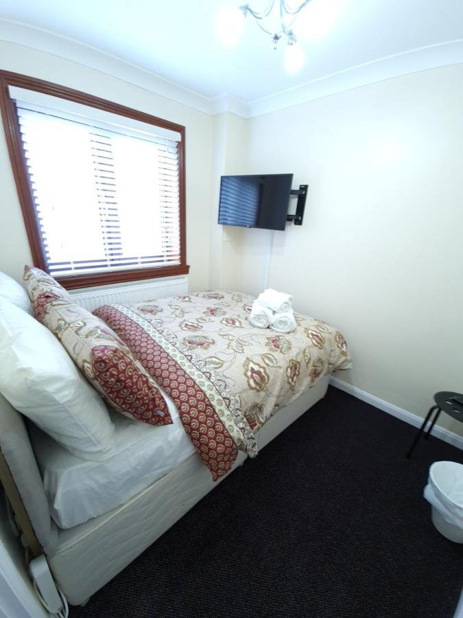 London Luxury 6 Bedroom Family House Sleeps 12 People Parking For 4 Cars Close To Tube. 치그웰 외부 사진