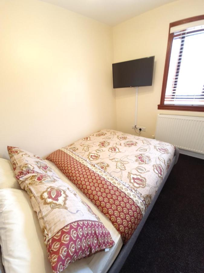 London Luxury 6 Bedroom Family House Sleeps 12 People Parking For 4 Cars Close To Tube. 치그웰 외부 사진