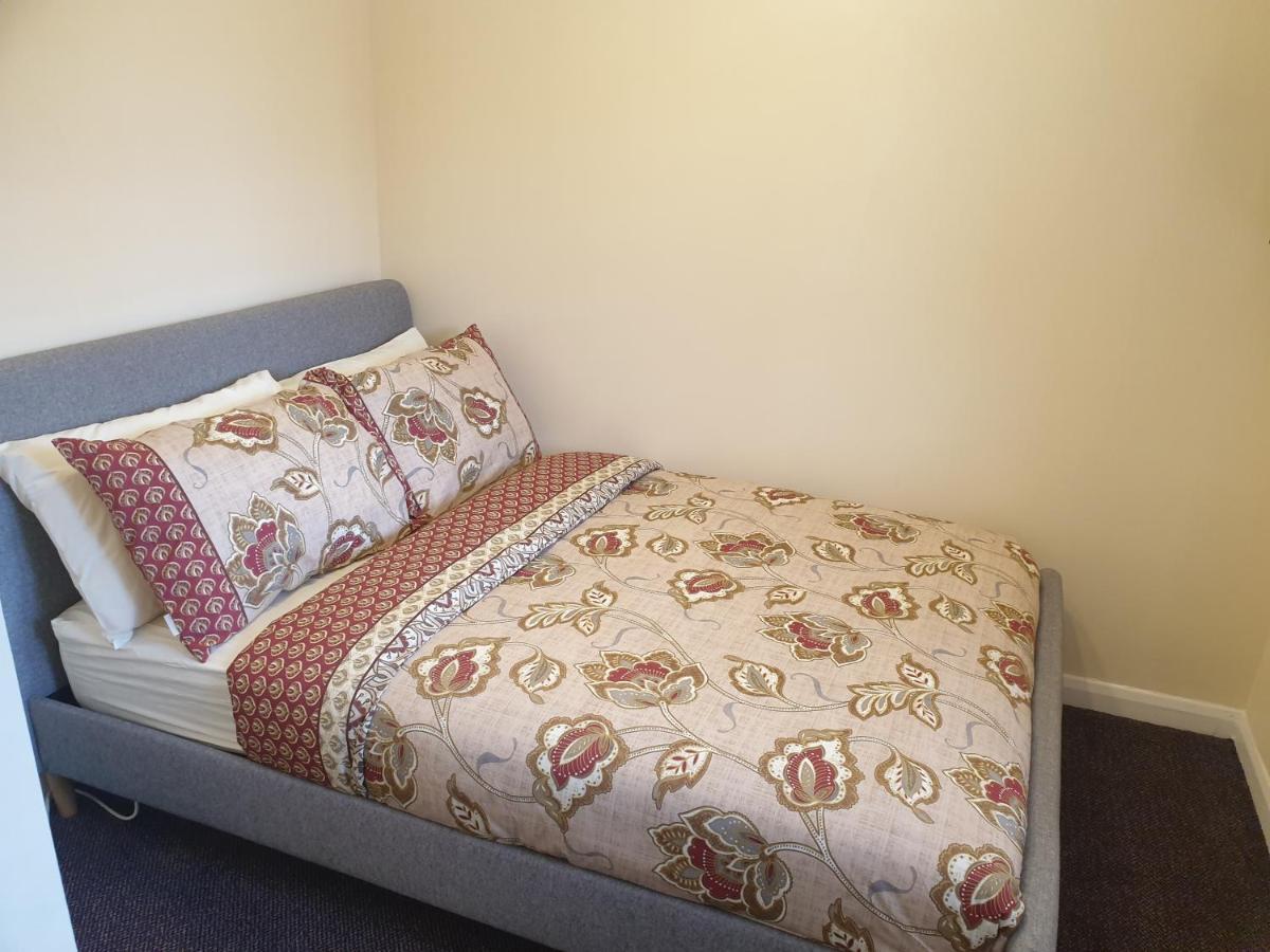London Luxury 6 Bedroom Family House Sleeps 12 People Parking For 4 Cars Close To Tube. 치그웰 외부 사진
