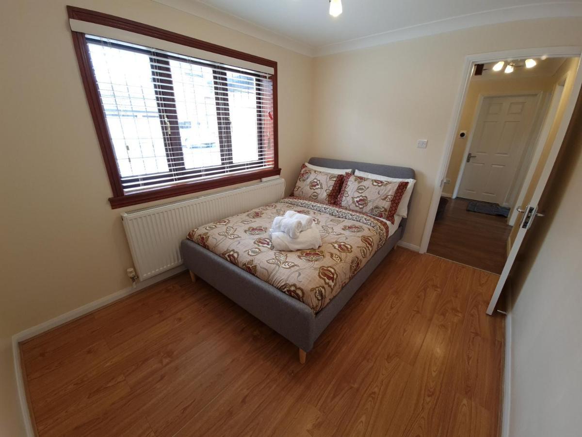 London Luxury 6 Bedroom Family House Sleeps 12 People Parking For 4 Cars Close To Tube. 치그웰 외부 사진
