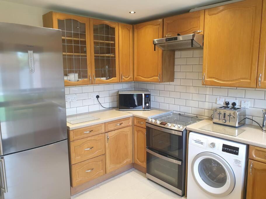London Luxury 6 Bedroom Family House Sleeps 12 People Parking For 4 Cars Close To Tube. 치그웰 외부 사진