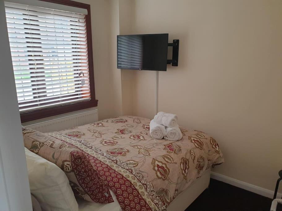 London Luxury 6 Bedroom Family House Sleeps 12 People Parking For 4 Cars Close To Tube. 치그웰 외부 사진