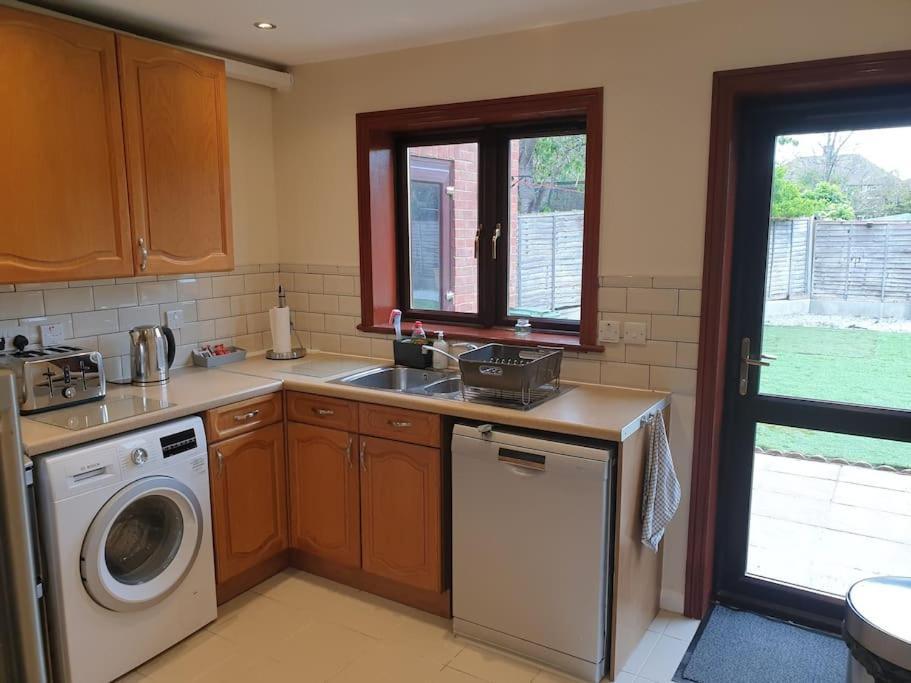 London Luxury 6 Bedroom Family House Sleeps 12 People Parking For 4 Cars Close To Tube. 치그웰 외부 사진
