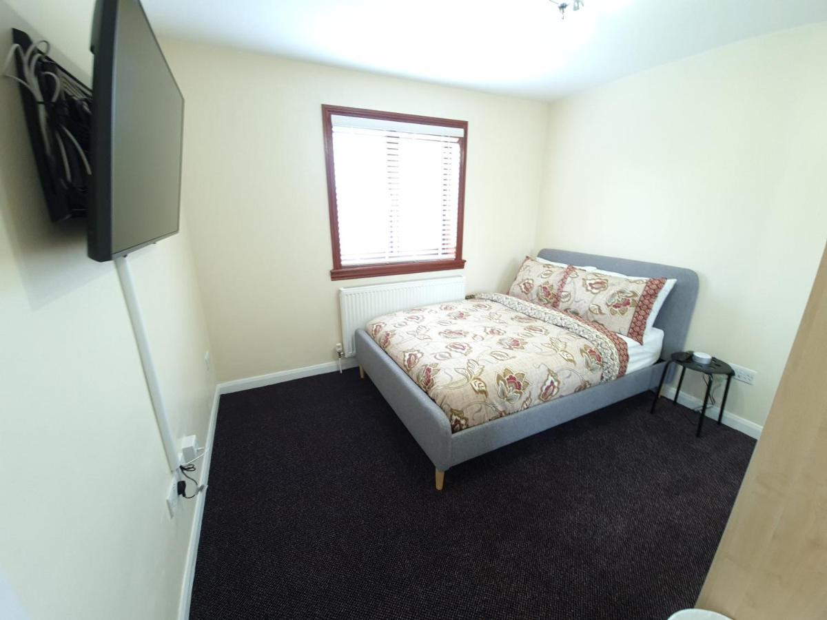 London Luxury 6 Bedroom Family House Sleeps 12 People Parking For 4 Cars Close To Tube. 치그웰 외부 사진